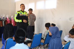 Polres Kebumen Salurkan Bantuan Perlengkapan Sekolah untuk 15 Pelajar di Ayah