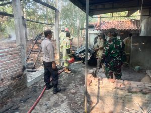 Pembakaran Sampah Diduga Picu Kebakaran Gudang Furniture di Kebumen