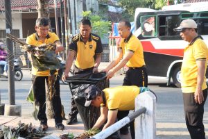 Sambut HUT Kemerdekaan RI ke 81, Polres Kebumen Bersihkan Asrama dan Jalan Sarbini