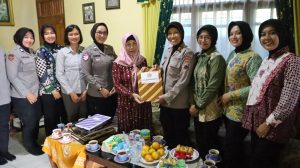 Polwan Polres Kebumen Anjangsana ke Senior yang Telah Pensiun