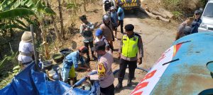 Kemarau Mengeringkan Sumber Air, Polres Kebumen Salurkan 13.500 Liter Air Bersih