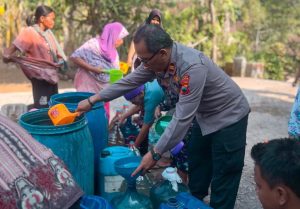 Polres Kebumen Salurkan 15 Ribu Liter Air Bersih ke Tiga Desa
