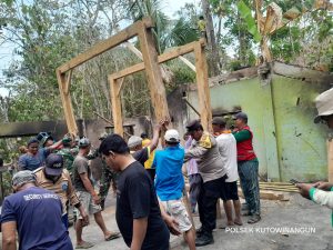 Usai Kebakaran, Polisi dan Warga Bergotong Royong Membangun Rumah Sodirin