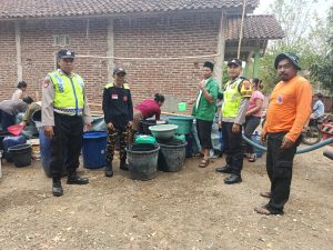 Kekeringan, Warga di Buayan Terima Bantuan Air Bersih