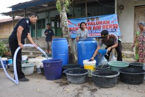 Hari Jadi Humas Polri ke-75, Polres Kebumen Salurkan 11 Ribu Liter Air Bersih untuk Warga Kalisono